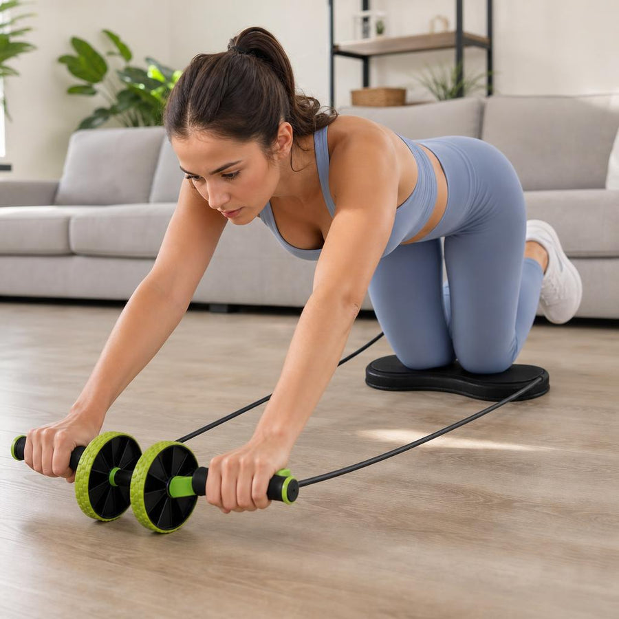Mujer entrenando abdominales en casa